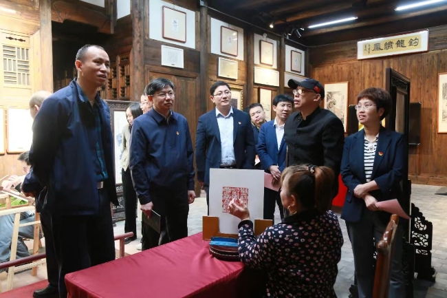 图为集体调研西湖区残疾人非遗传习中心